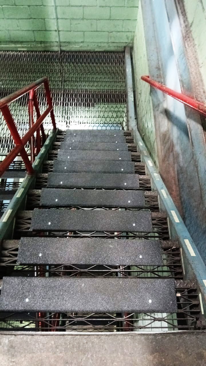 Katay — Instalación bandejas antideslizantes escaleras planta energía
