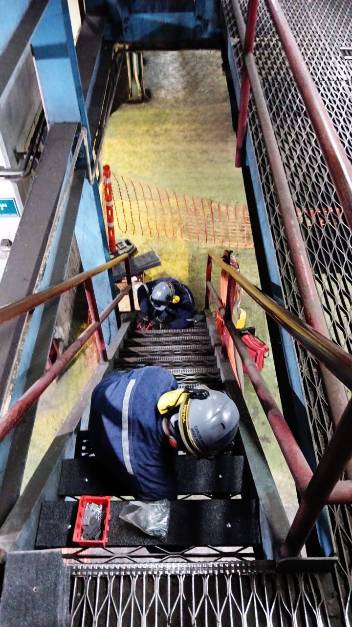 Katay — Instalación piezas antideslizantes escaleras industriales