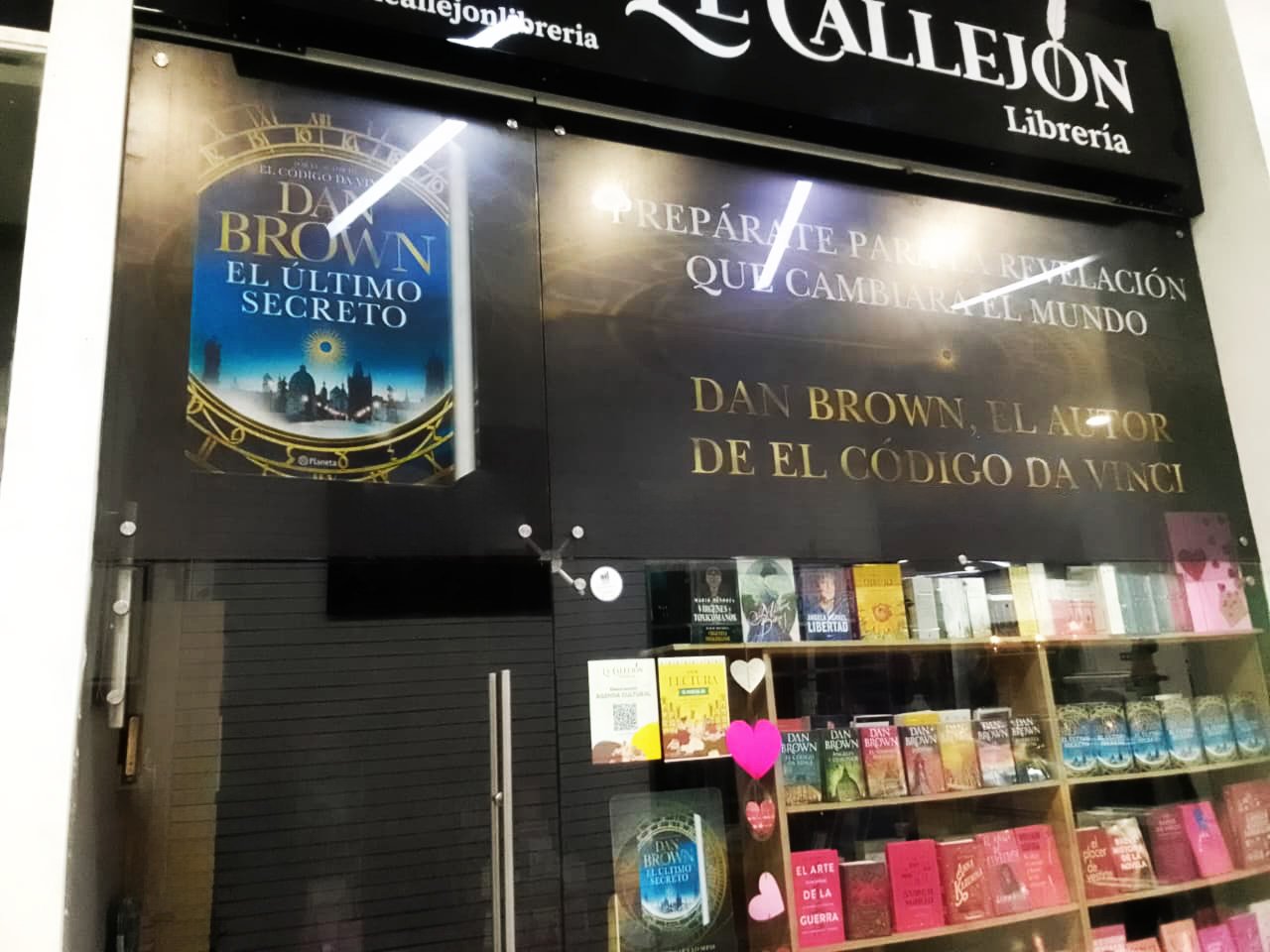 Katay — Vitrina decorada lanzamiento Dan Brown Librería Nacional