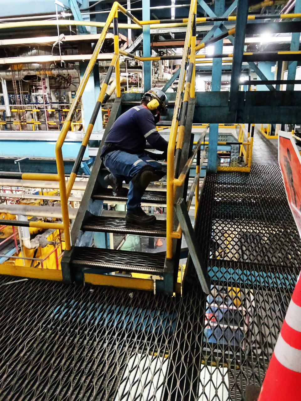Katay — Escaleras planta industrial antes de intervención señalética