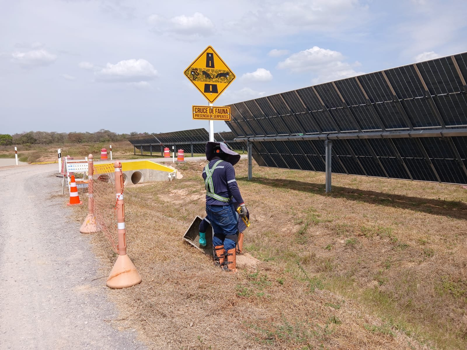 Katay — Vista panorámica parque solar señalización Cesar